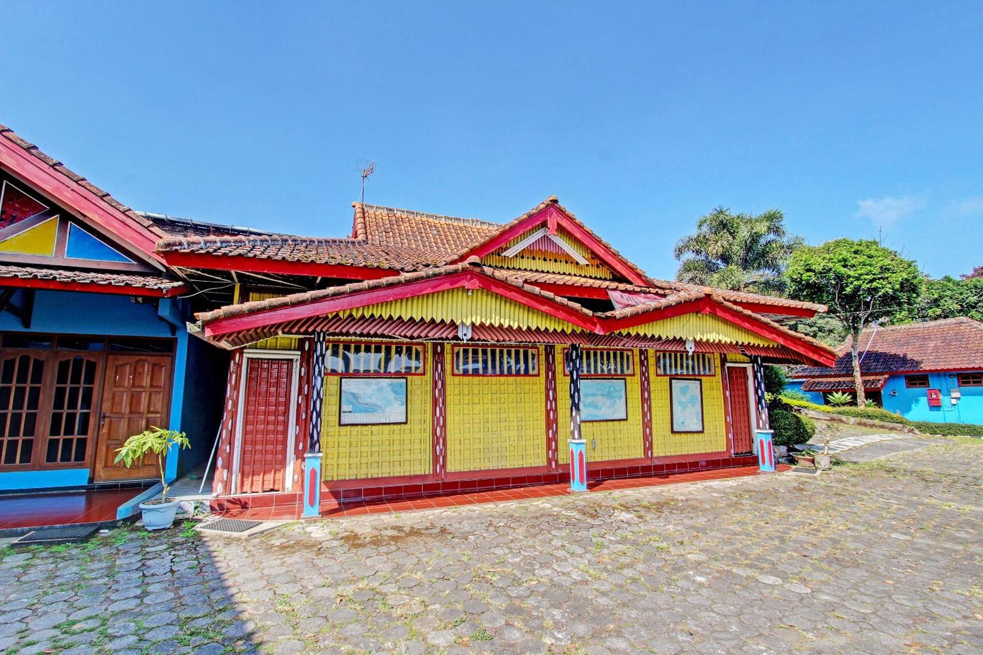 Capital O 91644 Loka Hause Hotel Salatiga Kültér fotó