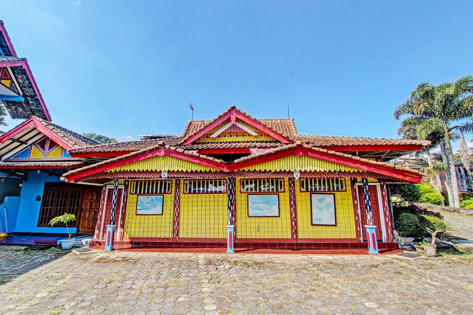 Capital O 91644 Loka Hause Hotel Salatiga Kültér fotó