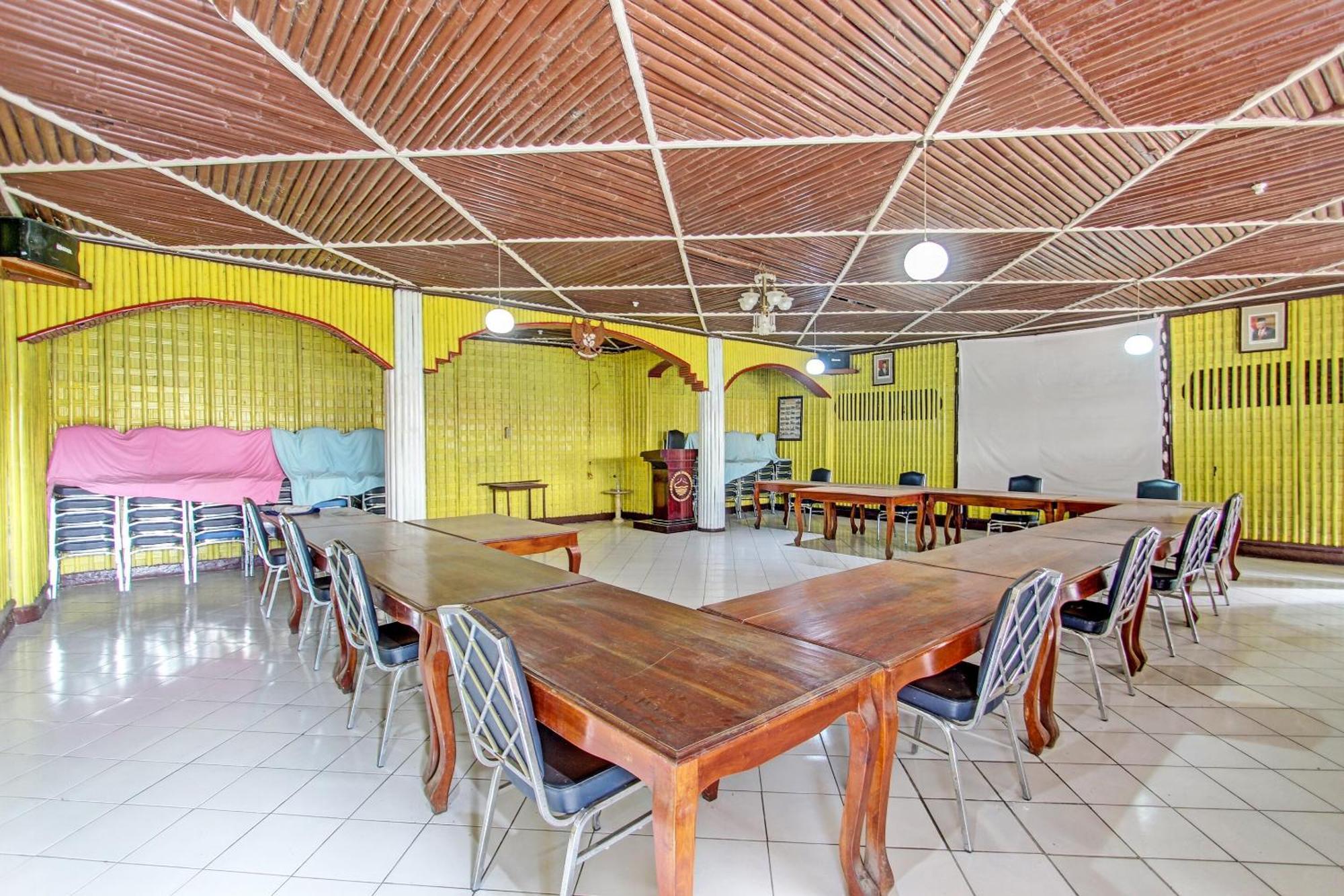 Capital O 91644 Loka Hause Hotel Salatiga Kültér fotó