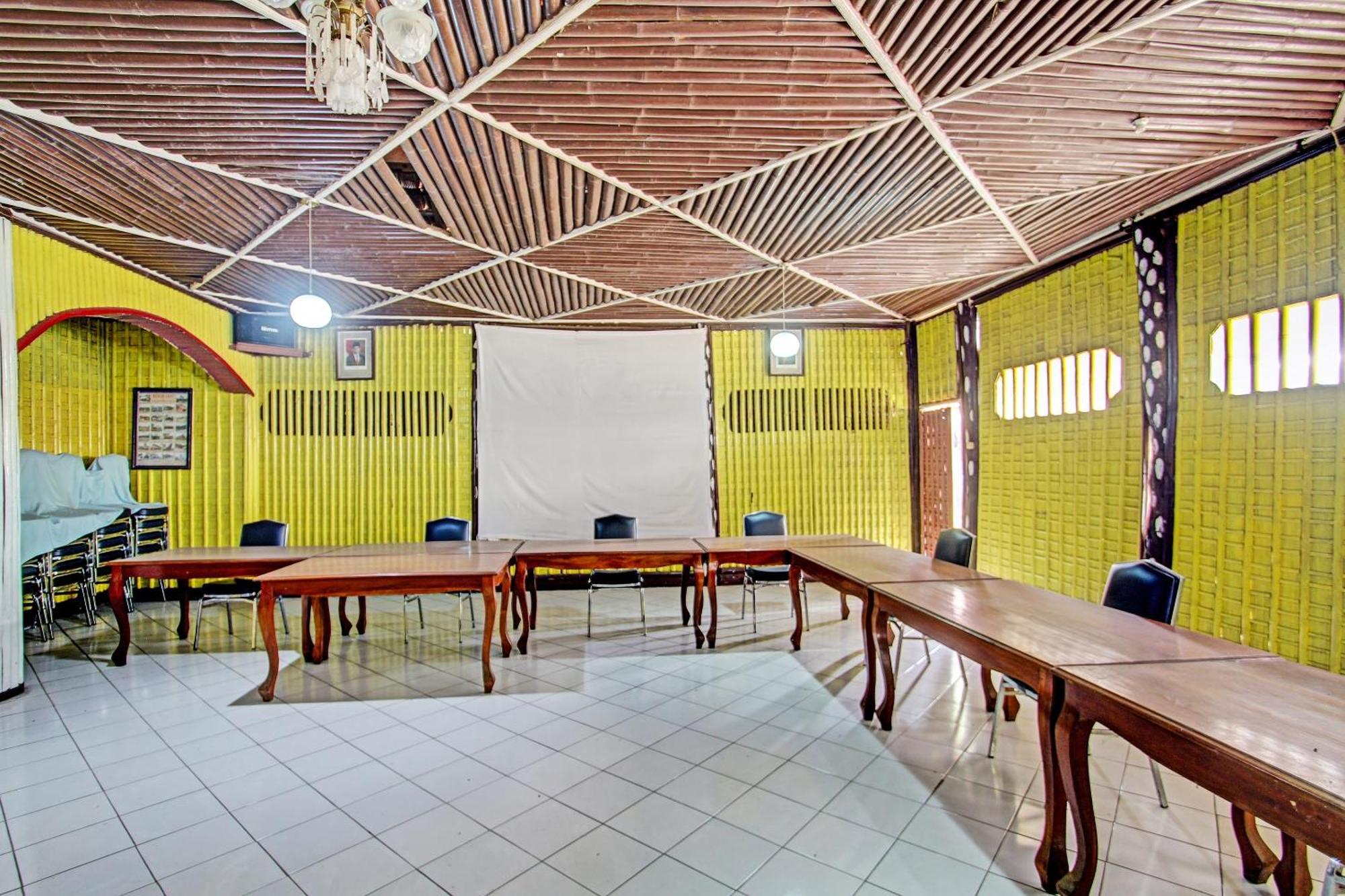 Capital O 91644 Loka Hause Hotel Salatiga Kültér fotó